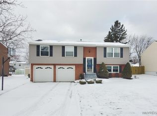 264 Oakbrook Dr, West Seneca, NY 14224