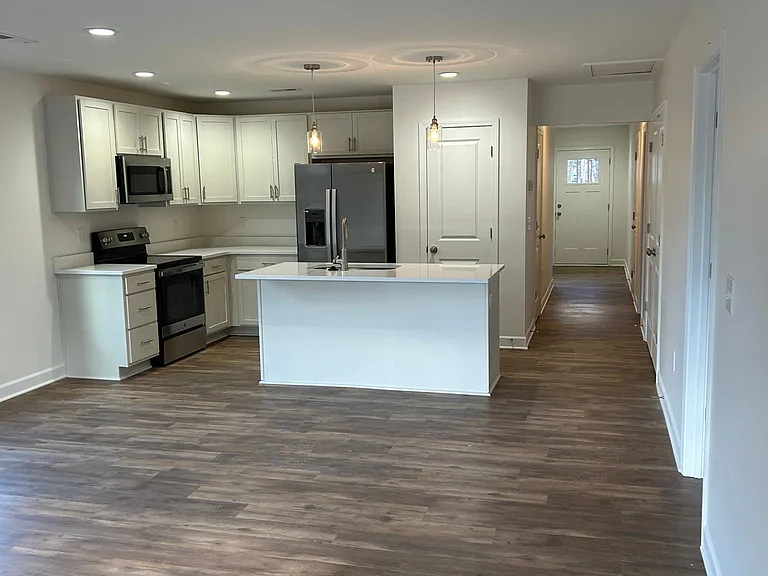 728 Jonas Cir — Photo 3