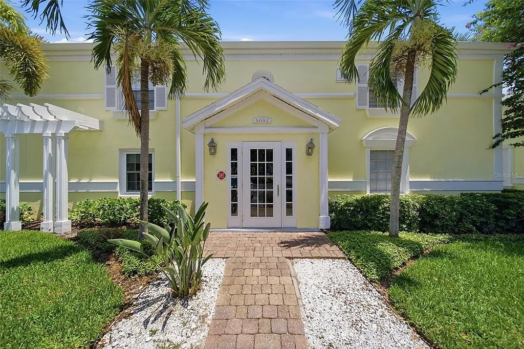 1 bed, 1.0 bath, 562 sqft, $1,900 — Photo 2