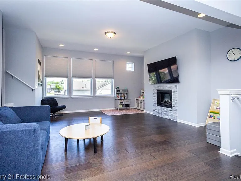 57 Kaprol Dr — Photo 6