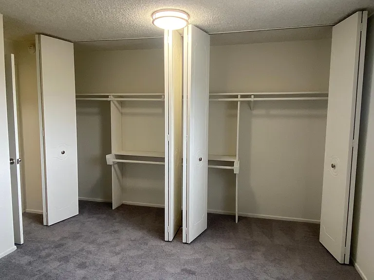 Chateau Garnet Apts. — Photo 38