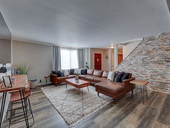 3rd image of 4 Lakeview Dr