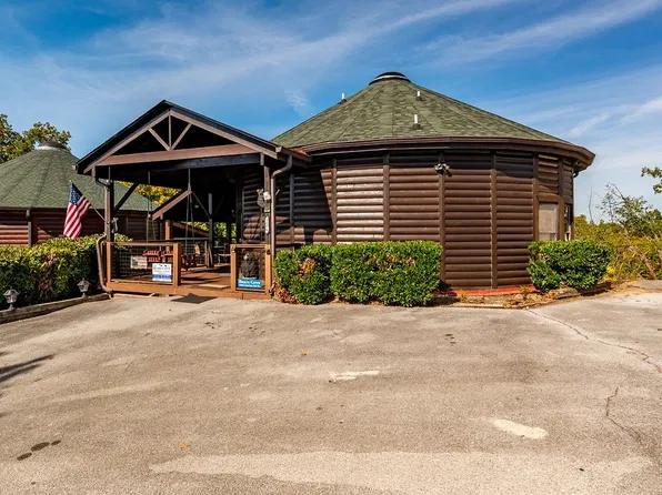1086 Towering Oaks Dr, Sevierville, TN 37876