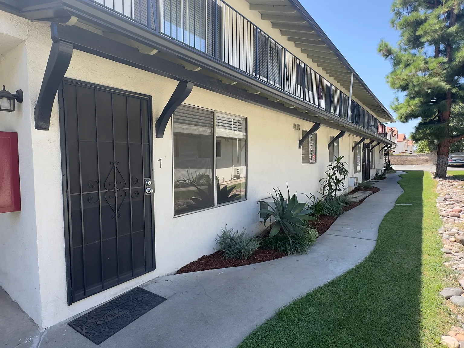 3 bed, 1159 sqft, $2,525 — Photo 2