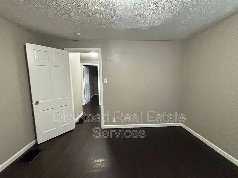 144 Niagara Ave — Photo 17
