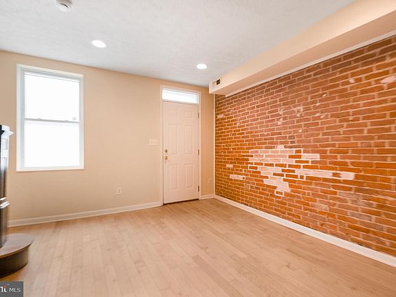 4th image of 1123 W Lombard St