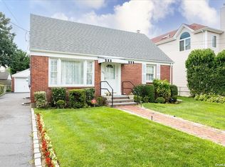 191 Roxbury Rd S, Garden City, NY 11530