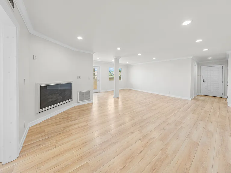 570 W Stocker St #216 — Photo 2