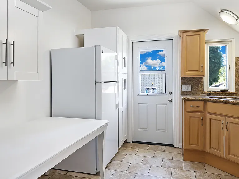 707 Washington St #B — Photo 3