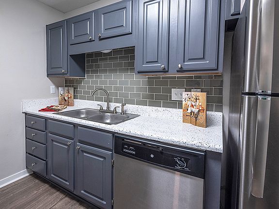 3rd image of 1000 Sutton Pl #131323