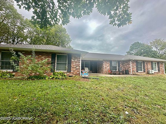 4th image of 807 N Connie St