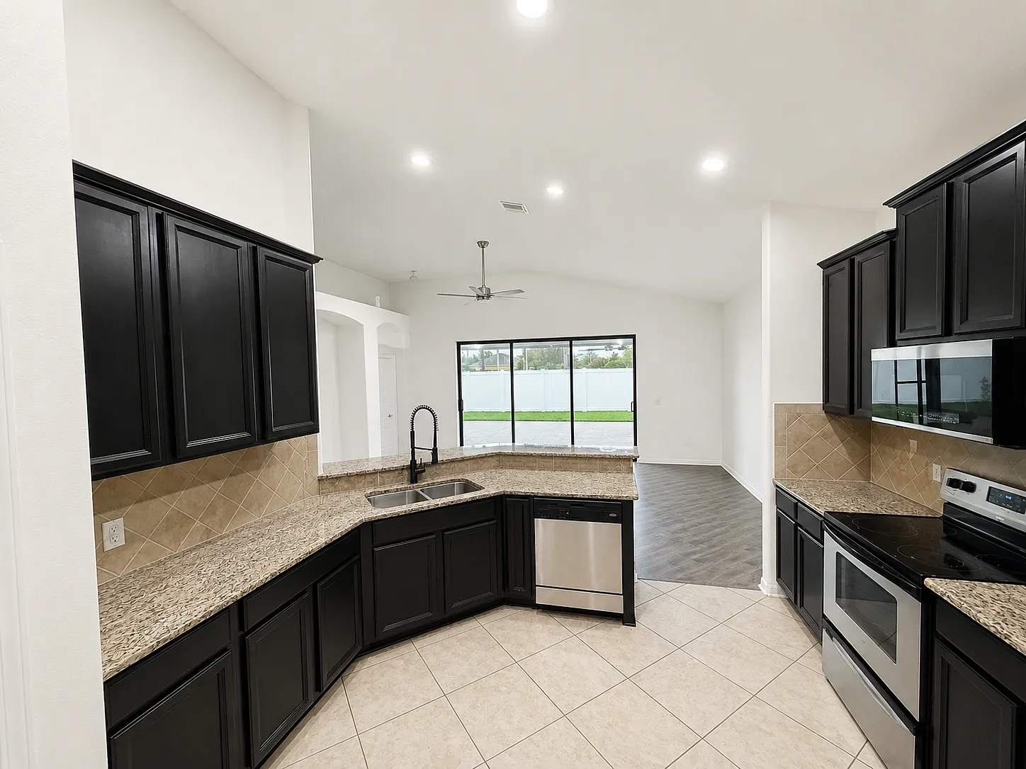 3 bed, 2062 sqft, $3,000 — Photo 4
