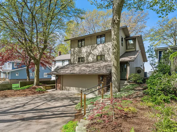 410 N Lakeshore Dr, Holland, MI 49424