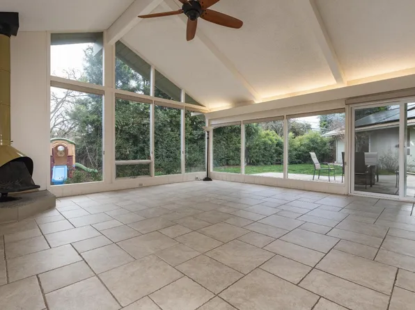 1329 W Robinwood Ln, Fresno, CA 93711