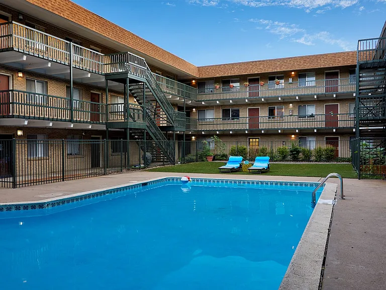 Weston Ridge Apartments — Photo 13