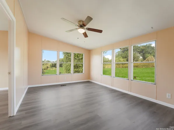 658 COUNTY ROAD 124, Floresville, TX 78114