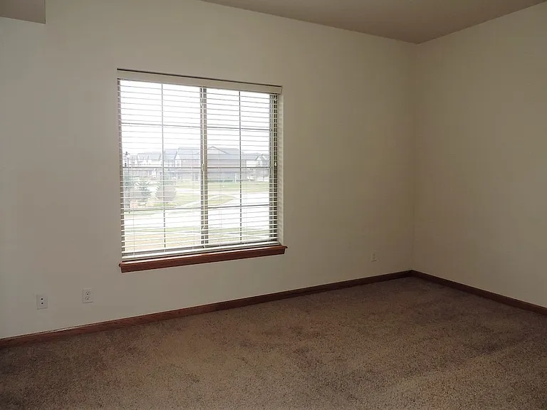 545 Pond View Drive — Photo 10