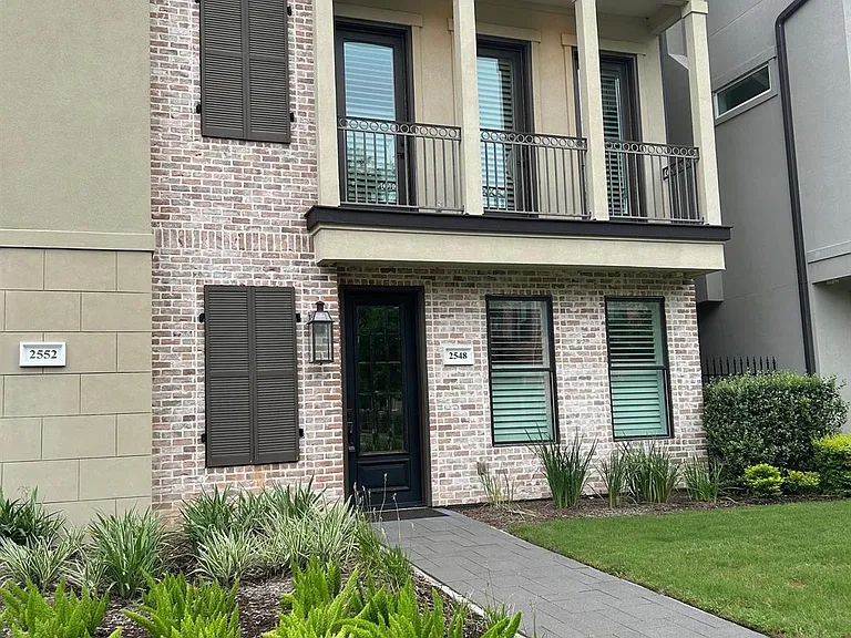 2548 N Bay Pl — Photo 1