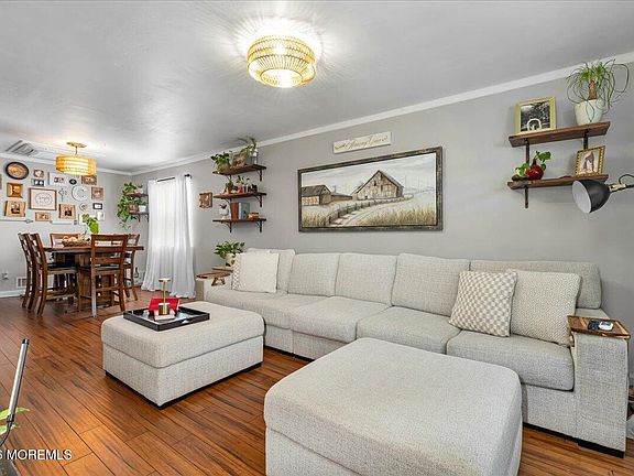 4th image of 48 Cresci Boulevard