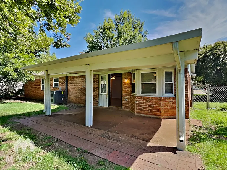 904 Redbud St — Photo 26