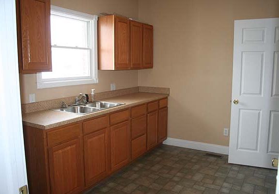 3rd image of 718 W 1st St