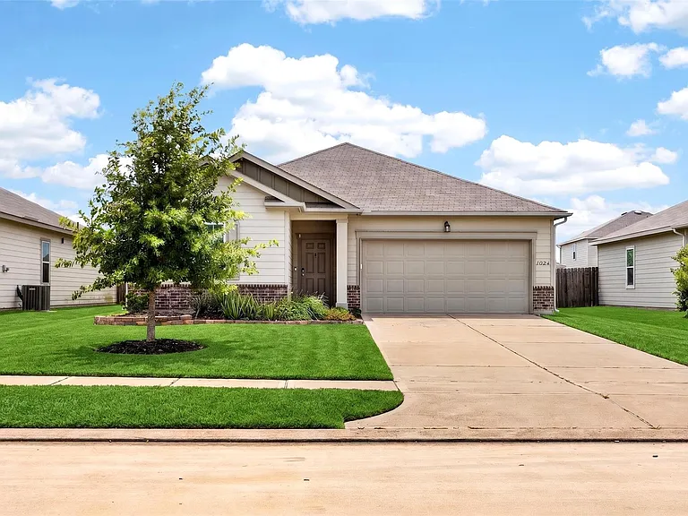 1024 Banyon Tree Ln — Photo 4