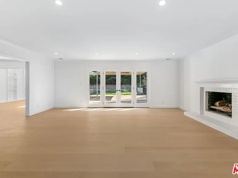1836 N Doheny Dr — Photo 5