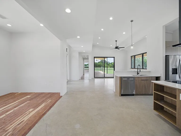 1800 Man O War Dr — Photo 14