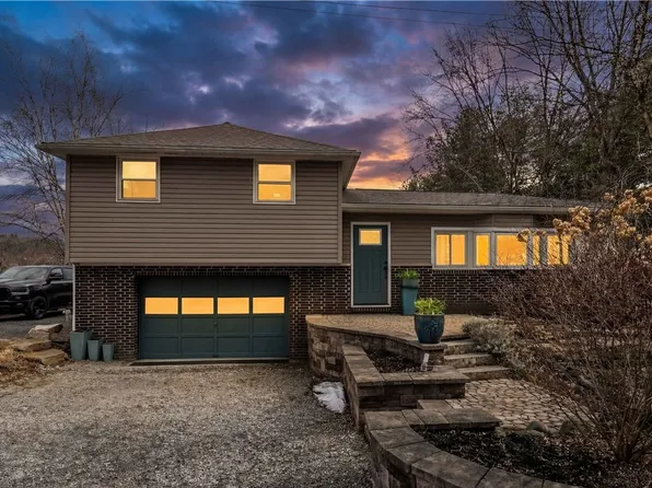 469 Mars Valencia Rd, Valencia, PA 16059