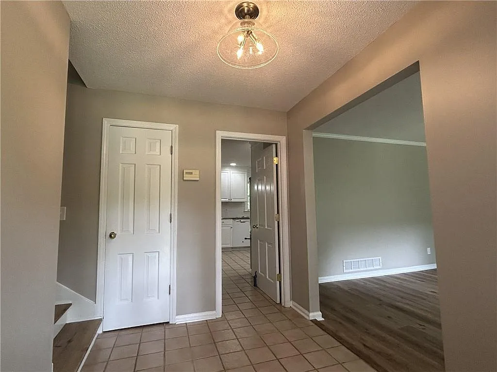 4 bed, 2.5 bath, 2263 sqft, $2,900 — Photo 4