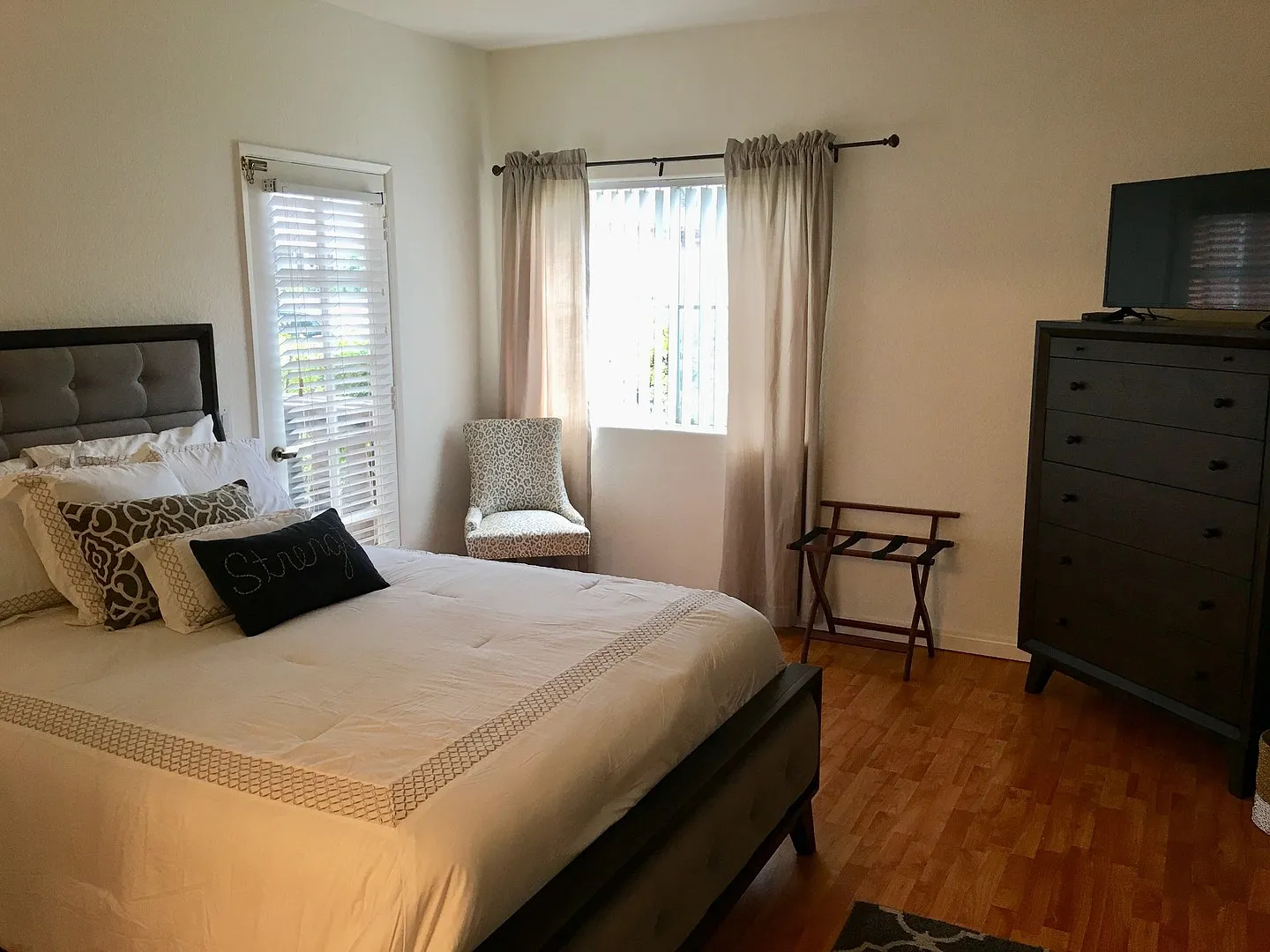 Stylish Fully Furnished 3BR/2BA Home in Charming Hillcrest — Photo 3