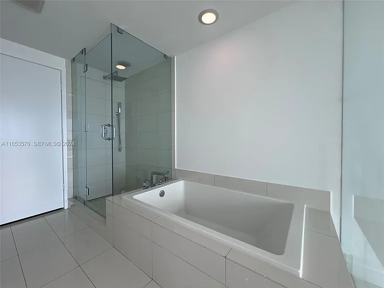 650 NE 32nd St #3305 — Photo 21
