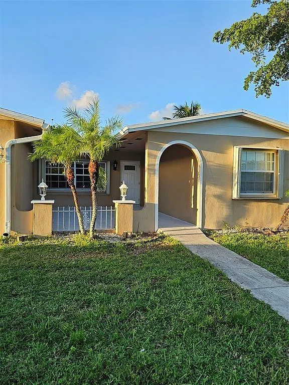 4 bed, 2.0 bath, 2025 sqft, $3,650 — Photo 3
