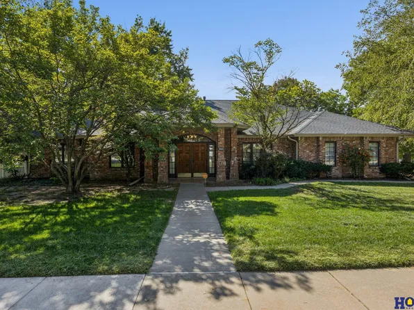 841 Coachmans Dr, Lincoln, NE 68510