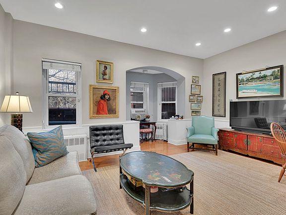 4th image of 1129 Lexington Ave