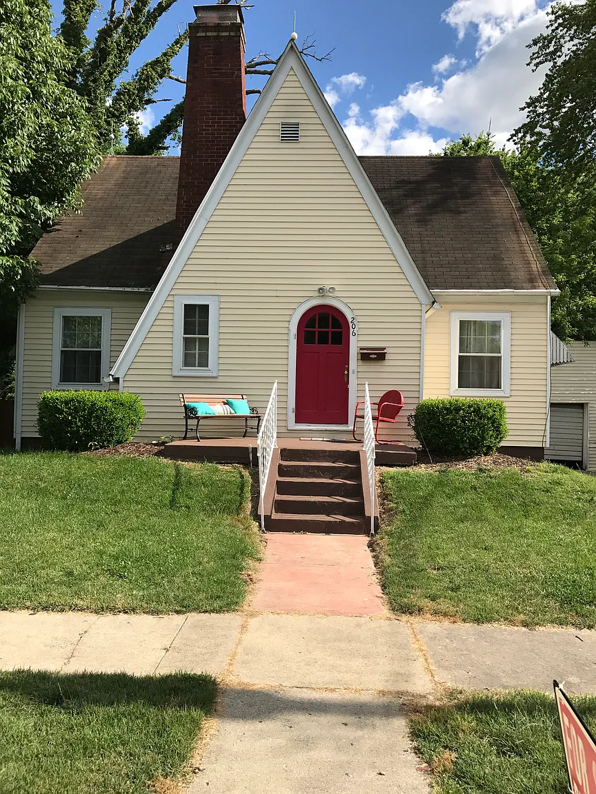206 E King St photo 1
