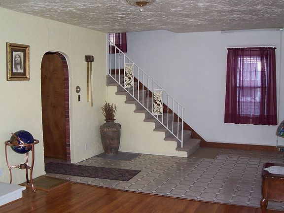 Living Room/Entry