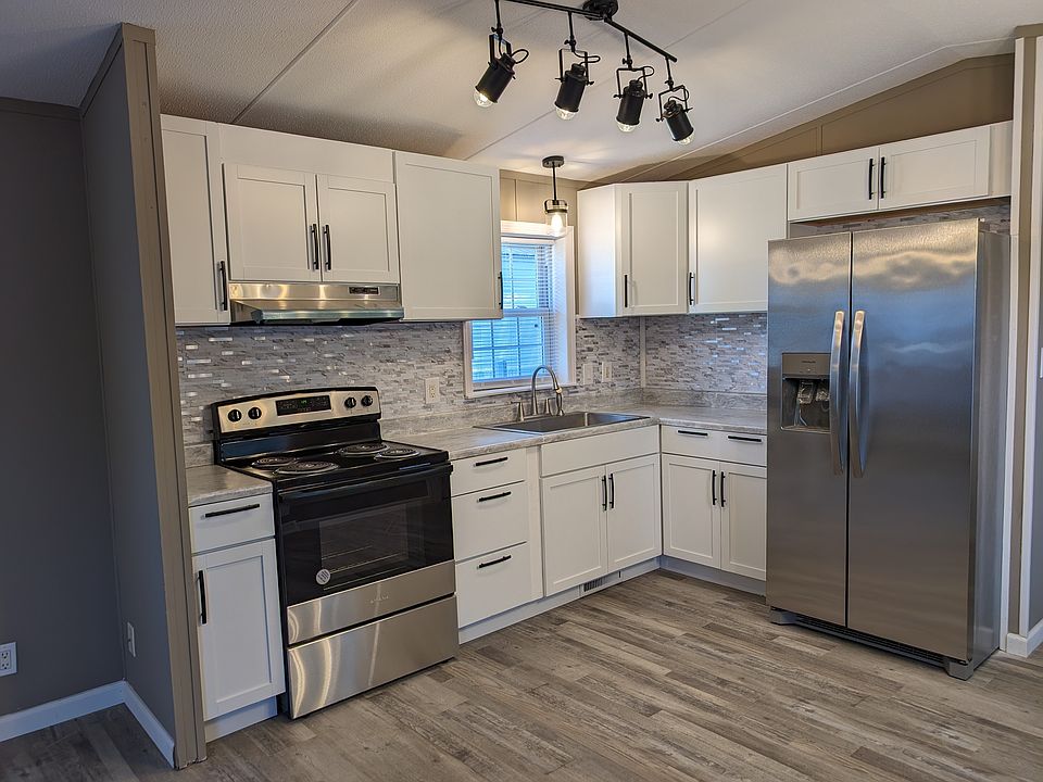 Kitchen w side by side fridge w icemaker