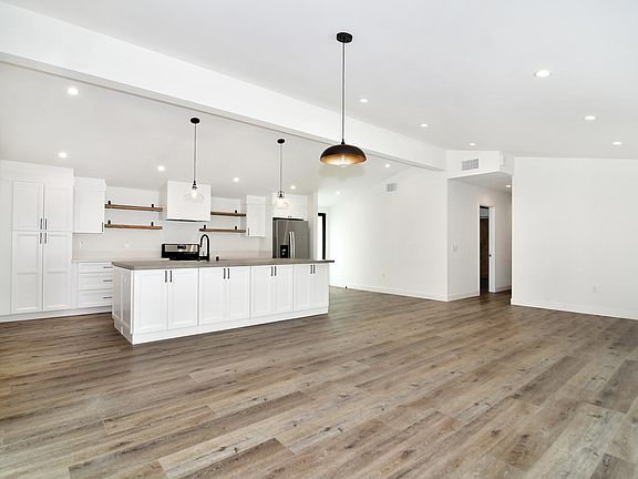 4th image of 20723 Collins St #2