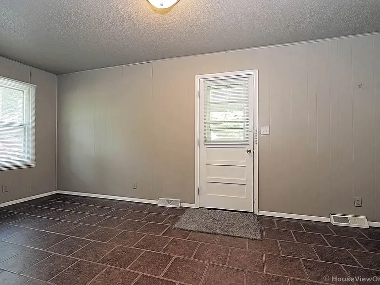 1105 N West End Blvd — Photo 11