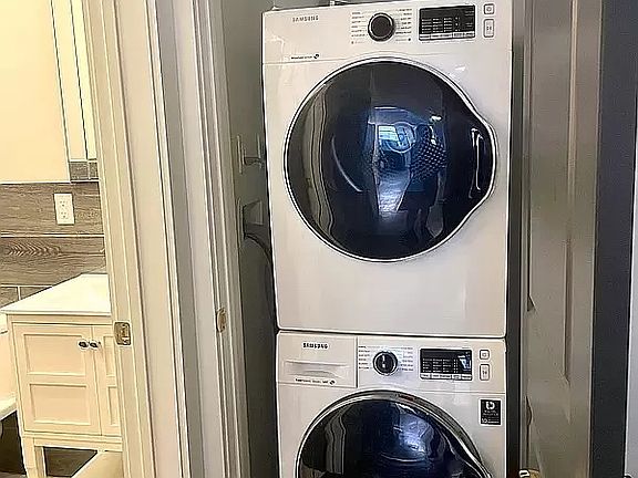 4th image of 228 E 10th St APT 2