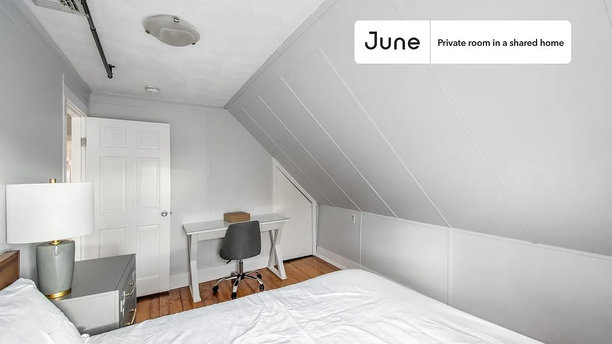 Queen bedroom in 4 bed/1.5 bath home in Somerville #1644 A — Photo 2