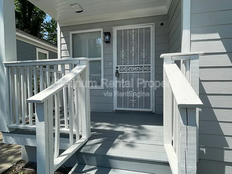 1135 Coleman St SW — Photo 4