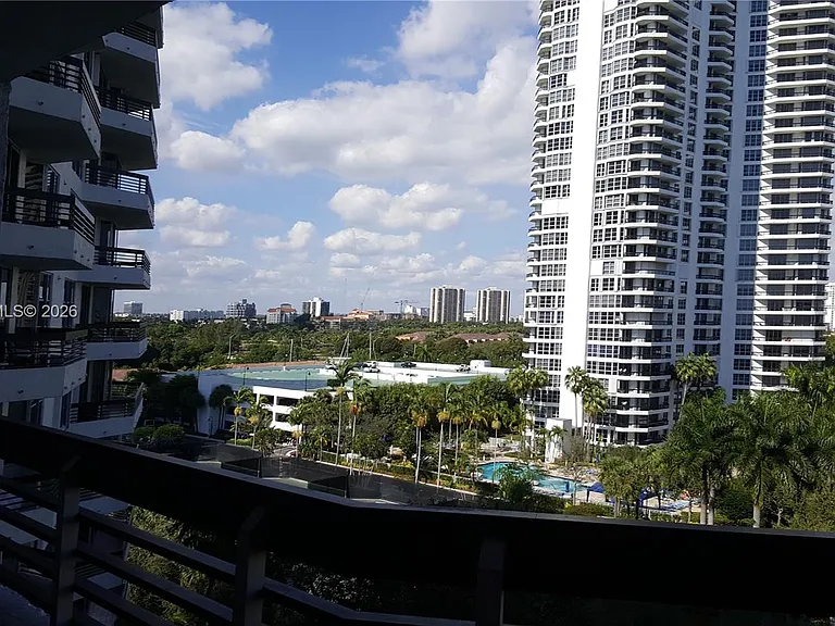 3600 Mystic Pointe Dr #910 — Photo 28