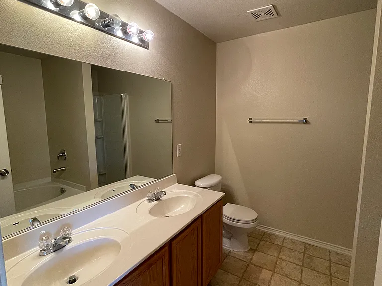 1306 Riviera Dr — Photo 8