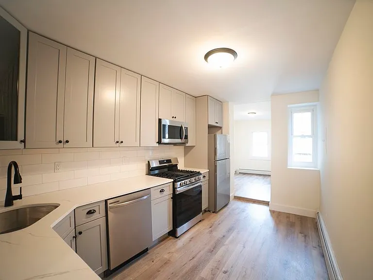 206 48th St #3 — Photo 8