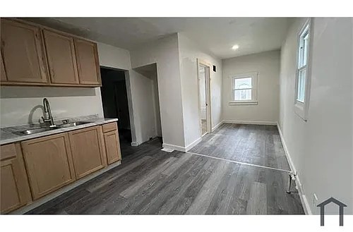 125 W Burleigh St Photo 1