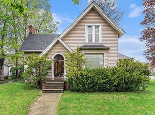 305 E Maple St, Holly, MI 48442