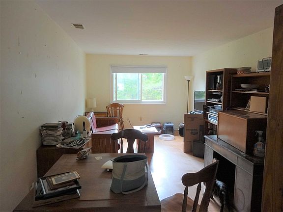 3rd image of 220 Gregory Ct