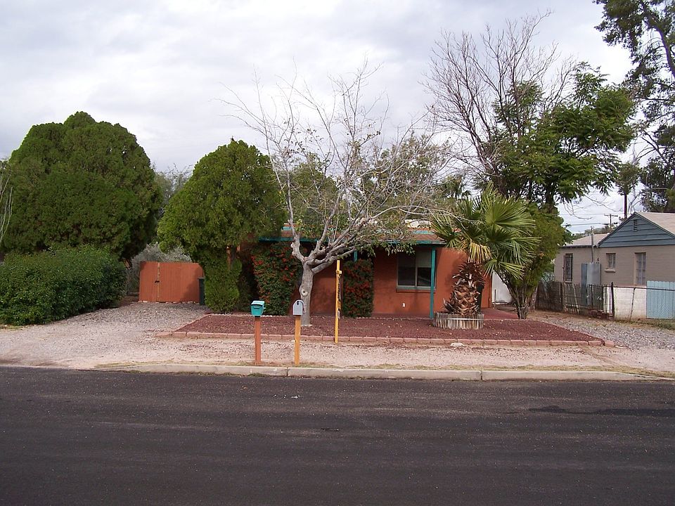 Great investment property/or Starter home w/Guest house